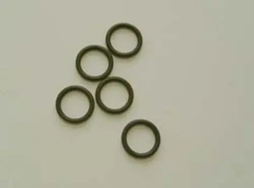 Fünf O-Ringe in grauer Farbe, auf einer hellen Oberfläche angeordnet. Die Ringe könnten für Reparaturen oder Dichtungen in Remeha-Produkten verwendet werden.